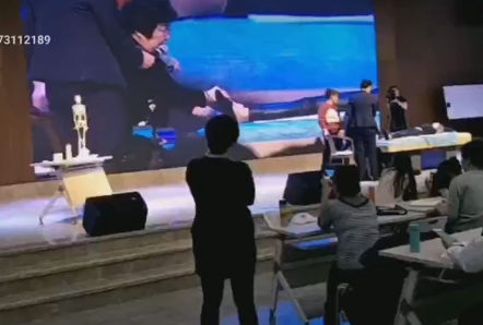 现场台上展示